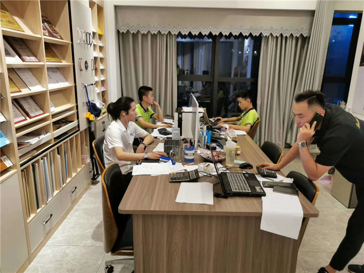 德维尔宜宾叙州专卖店(diàn)设计师们在工作中 德维尔宜宾叙州专卖店(diàn)设计师们在工作中
